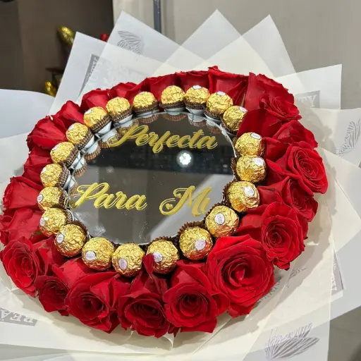 Ramo de rosas y bombones rocher con espejo personalizado